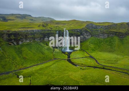 Luftaufnahme von Seljalandsfoss - den berühmtesten und bekanntesten Wasserfällen Islands. Stockfoto