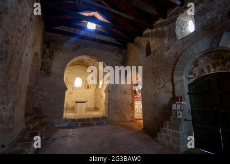 Im Inneren der romanischen Kirche von Sant Quirze de Pedret (Berguedà, Katalonien, Spanien, Pyrenäen) ESP: Interior de la iglesia románica de Pedret (España) Stockfoto