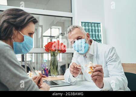 Arzt, der eine weibliche Patientin Erstkonsultation durchführt Stockfoto