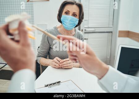 Arzt erklärt einem Patienten die Grundlagen der Wirbelsäulenanatomie Stockfoto