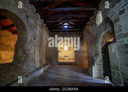 Im Inneren der romanischen Kirche von Sant Quirze de Pedret (Berguedà, Katalonien, Spanien, Pyrenäen) ESP: Interior de la iglesia románica de Pedret (España) Stockfoto