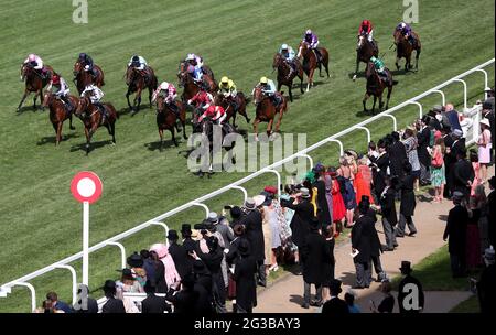 Berkshire Shadow, der von Jockey Oisin Murphy (Nearside rot/weiß) auf dem Weg zum Gewinn der Coventry Stakes am ersten Tag von Royal Ascot auf der Ascot Racecourse gefahren wird. Bilddatum: Dienstag, 15. Juni 2021. Stockfoto