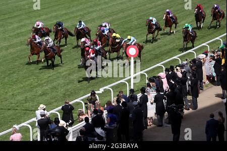 Berkshire Shadow, der von Jockey Oisin Murphy (Nearside rot/weiß) auf dem Weg zum Gewinn der Coventry Stakes am ersten Tag von Royal Ascot auf der Ascot Racecourse gefahren wird. Bilddatum: Dienstag, 15. Juni 2021. Stockfoto