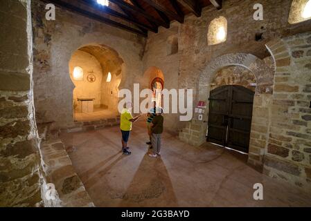 Im Inneren der romanischen Kirche von Sant Quirze de Pedret während eines Besuchs (Berguedà, Katalonien, Spanien, Pyrenäen) Stockfoto