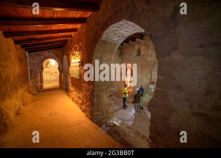 Im Inneren der romanischen Kirche von Sant Quirze de Pedret während eines Besuchs (Berguedà, Katalonien, Spanien, Pyrenäen) Stockfoto