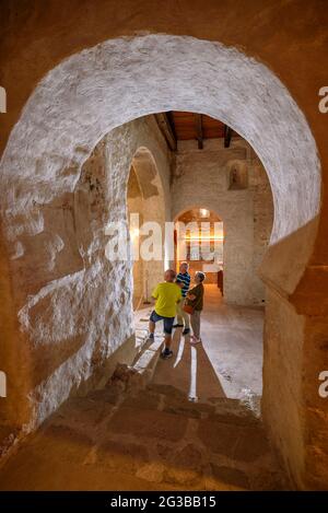 Im Inneren der romanischen Kirche von Sant Quirze de Pedret während eines Besuchs (Berguedà, Katalonien, Spanien, Pyrenäen) Stockfoto