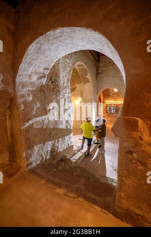 Im Inneren der romanischen Kirche von Sant Quirze de Pedret während eines Besuchs (Berguedà, Katalonien, Spanien, Pyrenäen) Stockfoto