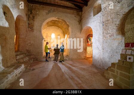 Im Inneren der romanischen Kirche von Sant Quirze de Pedret während eines Besuchs (Berguedà, Katalonien, Spanien, Pyrenäen) Stockfoto