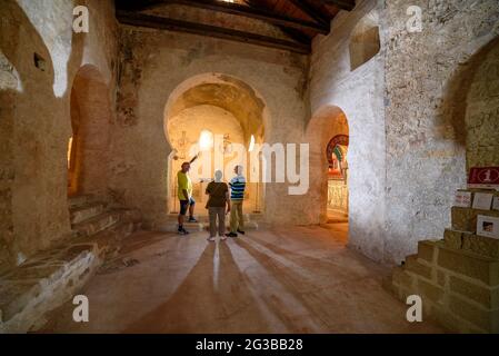 Im Inneren der romanischen Kirche von Sant Quirze de Pedret während eines Besuchs (Berguedà, Katalonien, Spanien, Pyrenäen) Stockfoto