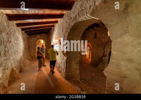 Im Inneren der romanischen Kirche von Sant Quirze de Pedret während eines Besuchs (Berguedà, Katalonien, Spanien, Pyrenäen) Stockfoto