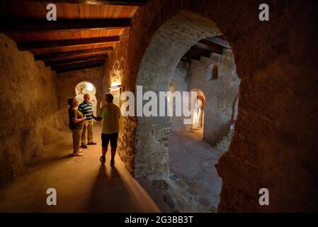 Im Inneren der romanischen Kirche von Sant Quirze de Pedret während eines Besuchs (Berguedà, Katalonien, Spanien, Pyrenäen) Stockfoto