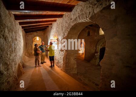 Im Inneren der romanischen Kirche von Sant Quirze de Pedret während eines Besuchs (Berguedà, Katalonien, Spanien, Pyrenäen) Stockfoto