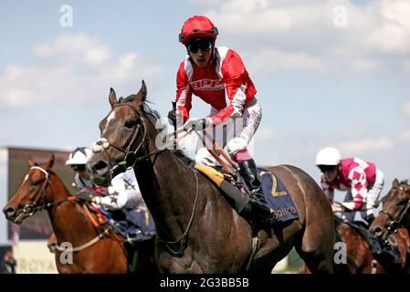 Berkshire Shadow unter Jockey Oisin Murphy gewinnt die Coventry Stakes am ersten Tag von Royal Ascot auf der Ascot Racecourse. Bilddatum: Dienstag, 15. Juni 2021. Stockfoto