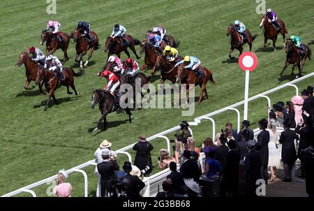 Berkshire Shadow, der von Jockey Oisin Murphy (Nearside rot/weiß) auf dem Weg zum Gewinn der Coventry Stakes am ersten Tag von Royal Ascot auf der Ascot Racecourse gefahren wird. Bilddatum: Dienstag, 15. Juni 2021. Stockfoto