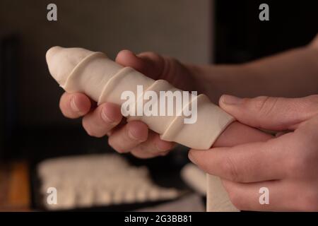 Der Prozess der Herstellung von Würsten in Teig, Fast Food. Stockfoto