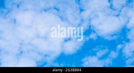 Zarte poröse weiße Wolken am blauen Himmel. Stockfoto