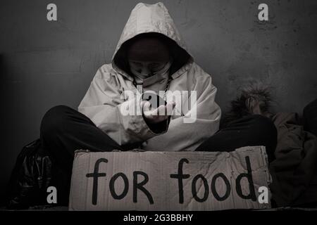 Obdachlose Person bittet um Hilfe mit dem Essen. Stockfoto