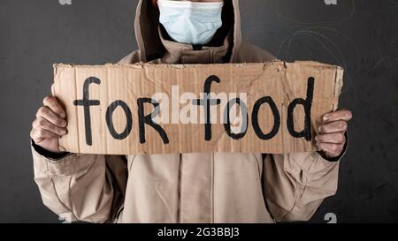 Obdachlose Person, die um Essen bittet, helft mit. Stockfoto