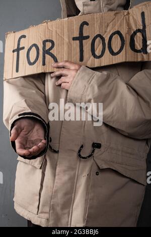 Obdachlose Person, die um Essen bittet, helft mit. Stockfoto