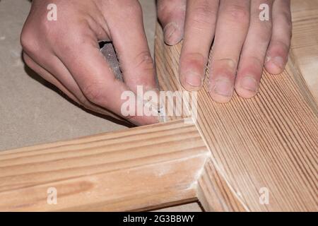 Schleifen von Türen mit Schleifpapier, Türrestaurierung. Stockfoto