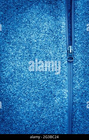 Blaues Fleece-Gewebe Mit Reißverschluss Hintergrundtextur. Copyspace Und Vignette. Stockfoto