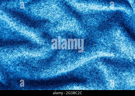 Zerknitterter Hintergrund Aus Blauem Weichem Fleece-Stoff. Stockfoto