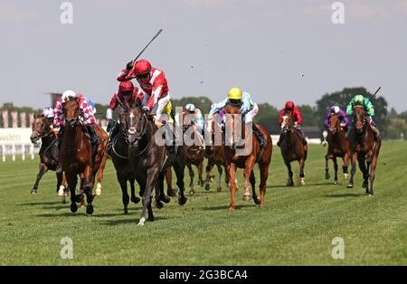 Berkshire Shadow unter Jockey Oisin Murphy gewinnt die Coventry Stakes am ersten Tag von Royal Ascot auf der Ascot Racecourse. Bilddatum: Dienstag, 15. Juni 2021. Stockfoto