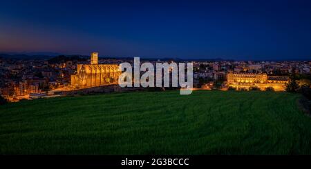 Die Stadt Manresa, die Kathedrale La Seu de Manresa und das Wahrzeichen von La Santa Cova in einer frühlingshaften Dämmerung und Nacht (Barcelona, Katalonien, Spanien) Stockfoto