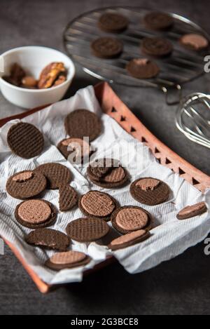 Dunkle Chocolate Chip Cookies mit selektivem Fokus Stockfoto