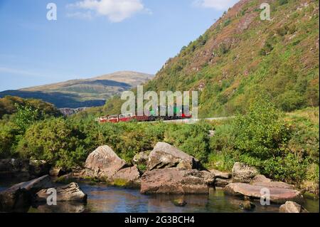 NG Garratt No.143 fährt südlich von Beddgelert in den Aberglaslyn Pass mit einem Service von Caernarfon nach Porthmadog. Welsh Highland Railway Stockfoto