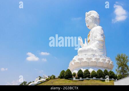 Kuan Yin buddha am Himmel mit sanftem Fokus und Überlicht im Hintergrund Stockfoto