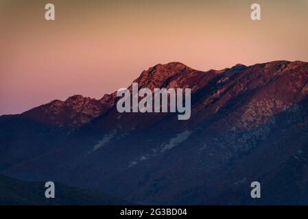 Berg Montseny, von der Wiese Pla de la Calma aus gesehen, mit Blick auf den Gipfel des Agudes bei Sonnenuntergang (Barcelona, Katalonien, Spanien) Stockfoto