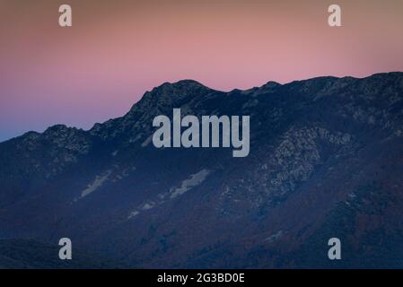 Berg Montseny, von der Wiese Pla de la Calma aus gesehen, mit Blick auf den Gipfel des Agudes bei Sonnenuntergang (Barcelona, Katalonien, Spanien) Stockfoto