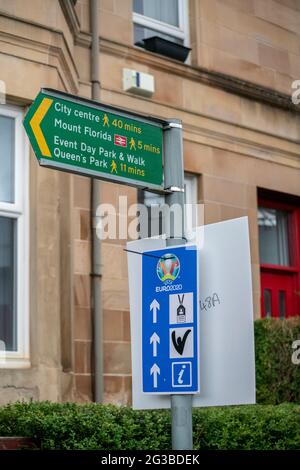Glasgow, Schottland, Großbritannien. 14. Juni 2021: Ein öffentliches Schild und ein Euro 2020-Schild vor dem Hampden Park. Stockfoto