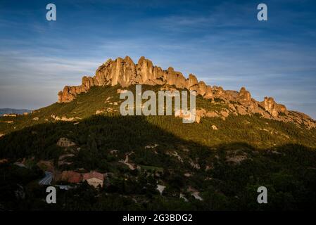 Montserrat Westwand mit einigen Felsformationen wie Roca Foradada und Serrat de la Portella, bei Sonnenuntergang, von Castellferran aus gesehen (Barcelona, Katalonien) Stockfoto