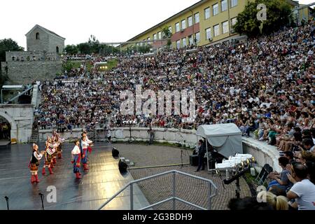 Internationales Volksmusikfestival auf dem antiken römischen Theater in Plovdiv. Stockfoto