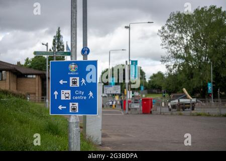 Glasgow, Schottland, Großbritannien. 14. Juni 2021: Ein öffentliches Schild und ein Euro 2020-Schild vor dem Hampden Park. Stockfoto