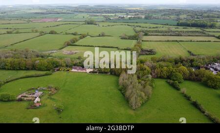 Eine Luftaufnahme über die offene Landschaft mit Hecken und hügeligen Feldern Stockfoto