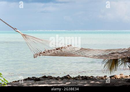 Ein Blick in die Hängematte auf einen paradiesischen polynesischen Strand Stockfoto