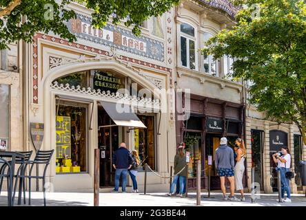 Porto, Portugal - 6. Mai 2021: Das Äußere des berühmten Lello Buchladens, der den Autor von Harry Potter Büchern inspirierte Stockfoto