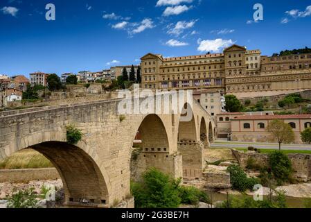 Pont Vell (Alte Brücke) und Höhle des Heiligen Ignatius in Manresa (Bages, Barcelona, Katalonien, Spanien) ESP: Puente viejo y Cueva de San Ignacio de Manresa Stockfoto