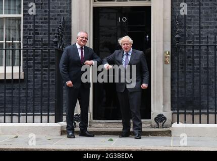 LONDON, ENGLAND, 14 2021. JUNI, begrüßt der britische Premierminister Boris Johnson am Montag, den 14. Juni 2021, den australischen Premierminister Scott Morrison vor der Tür der Downing Street 10, London. (Quelle: Lucy North, Mi News) Stockfoto