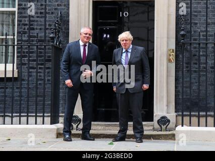 LONDON, ENGLAND, 14 2021. JUNI, begrüßt der britische Premierminister Boris Johnson am Montag, den 14. Juni 2021, den australischen Premierminister Scott Morrison vor der Tür der Downing Street 10, London. (Quelle: Lucy North, Mi News) Stockfoto