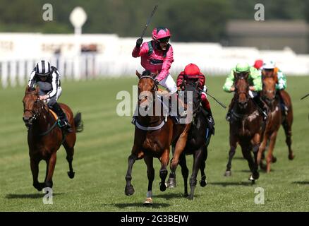 Oxted wird von Jockey Cieren geritten Fallon feiert den Sieg der King's Stand Stakes am ersten Tag von Royal Ascot auf der Ascot Racecourse. Bilddatum: Dienstag, 15. Juni 2021. Stockfoto