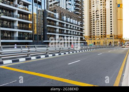 DUBAI, VAE - MÄRZ 2020: Al Sayorah St in Dubai Marina, VAE Stockfoto