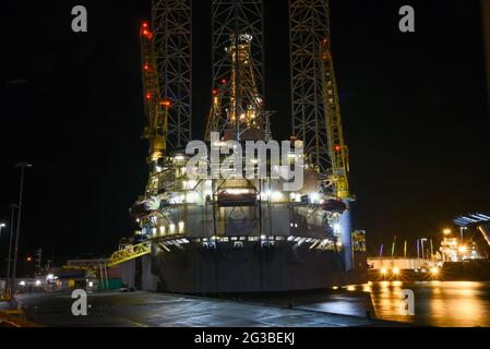 Den Helder, Niederlande. November 2019. Hafenstimmung. Ein Ölstand und ein Nachtschalender im Hafen von Den Helder, Niederlande. Hochwertige Fotos Stockfoto