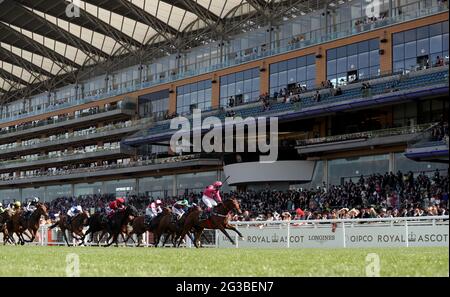 Oxted geritten von Jockey Cieren Fallon feiert vor den Rennegoern auf ihrem Weg zum Sieg der King's Stand Stakes am ersten Tag von Royal Ascot auf der Ascot Racecourse. Bilddatum: Dienstag, 15. Juni 2021. Stockfoto