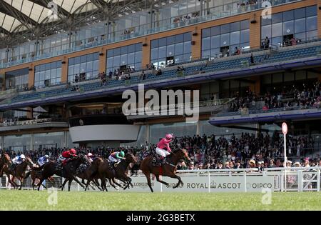 Oxted geritten von Jockey Cieren Fallon feiert vor den Rennegoern auf ihrem Weg zum Sieg der King's Stand Stakes am ersten Tag von Royal Ascot auf der Ascot Racecourse. Bilddatum: Dienstag, 15. Juni 2021. Stockfoto