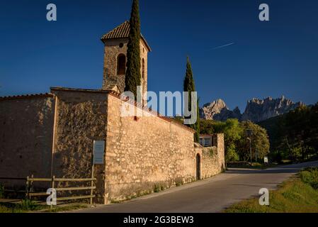 Sant Esteve de Marganell Kirche bei Sonnenuntergang. Montserrat Berg im Hintergrund (Bages, Barcelona, Katalonien, Spanien) Stockfoto