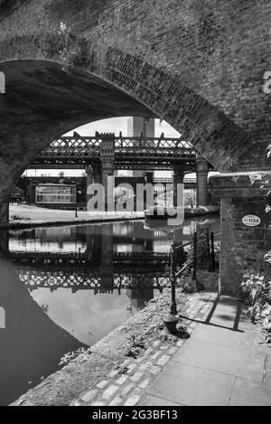 Alte Eisenbahnbrücken in Castlefield, einem urban Heritage Park mitten in der Stadt Manchester, Nordengland. Stockfoto